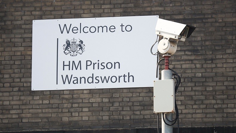 Ngeri, Napi Teroris Kabur dari Penjara dengan Bergelantung di Truk Paket