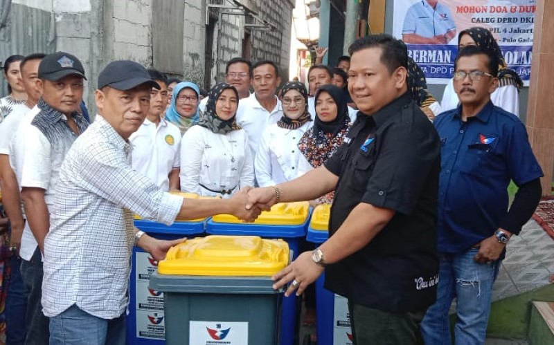 Partai Perindo Serahkan Bantuan Tong Sampah untuk Warga Cakung Jaktim demi Jaga Kebersihan