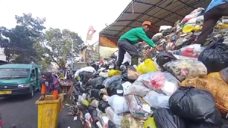 Sampah Menggunung di TPS Sederhana Bandung, Pemprov Jabar Siapkan Lahan Baru