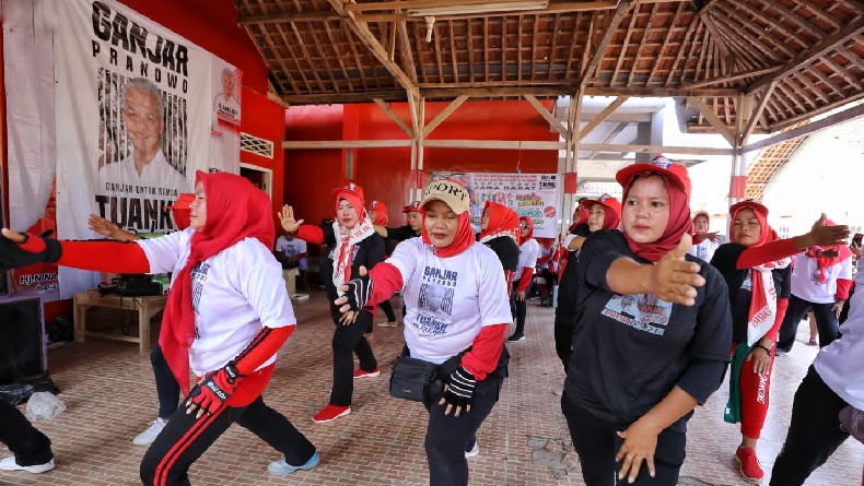 Relawan Ganjar Ajak Emak-Emak di Indramayu Cegah Osteoporosis lewat Senam Sehat