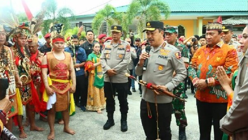 Wakapolri Komjen Agus Andrianto Dianugerahi Jadi Warga Kehormatan Dayak Kalteng