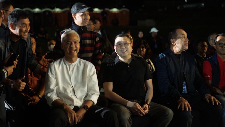 Nonton LMAC MUSIC FORALL FEST, Ganjar Pranowo Bergaya Santai dengan Kemeja Putih