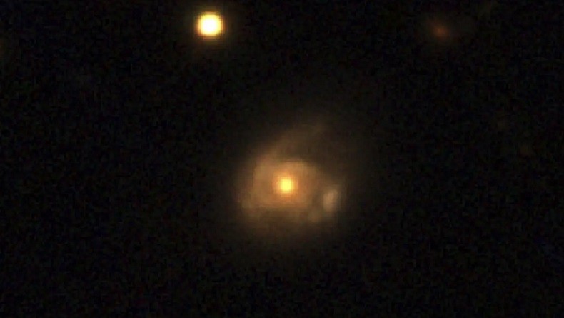 Teleskop X-ray Tangkap Black Hole Perlahan Melahap Bintang