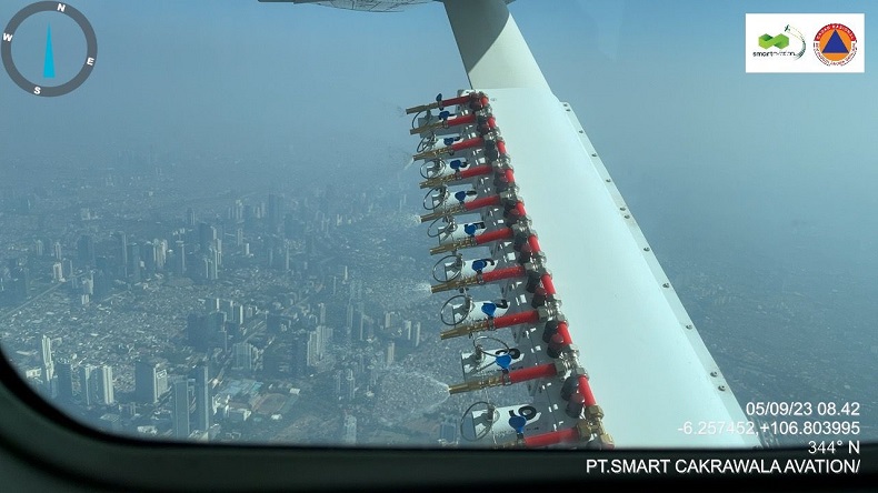 Atasi Polusi Udara selama KTT ASEAN, BNPB Semprotkan 22.500 Liter Air di Langit Jakarta