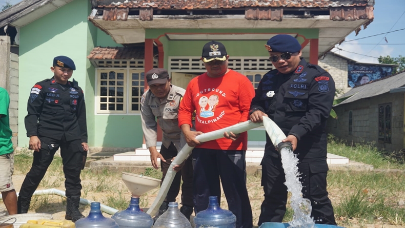 Polisi Bagikan Air Bersih ke Warga Bangka Tengah dan Pangkalpinang yang Terdampak Kekeringan