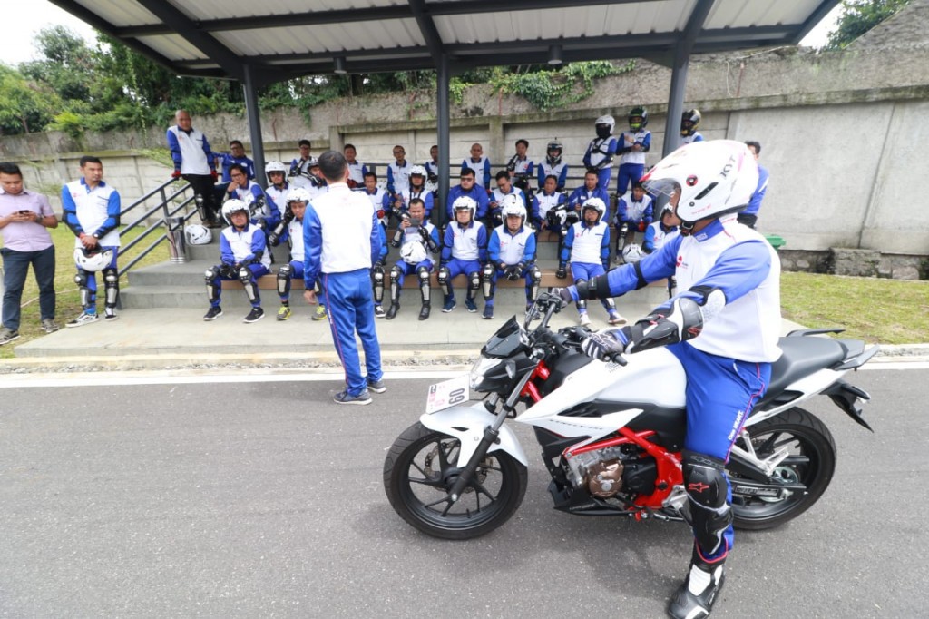 Kaki Kiri Harus Turun Lebih Dulu saat Menghentikan Sepeda Motor, Ini Alasannya