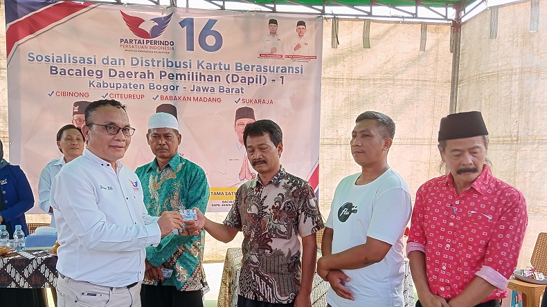 Bacaleg Partai Perindo Bagikan KTA Berasuransi di Cibinong Bogor