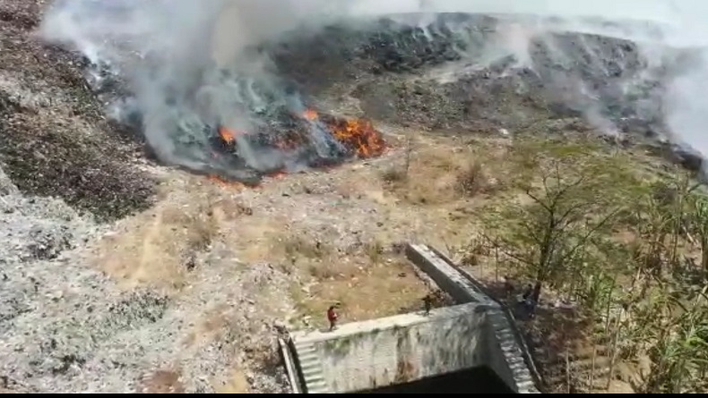 Sempat Padam, Api Kembali Menyala di Gunungan Sampah TPA Kopi Luhur Cirebon