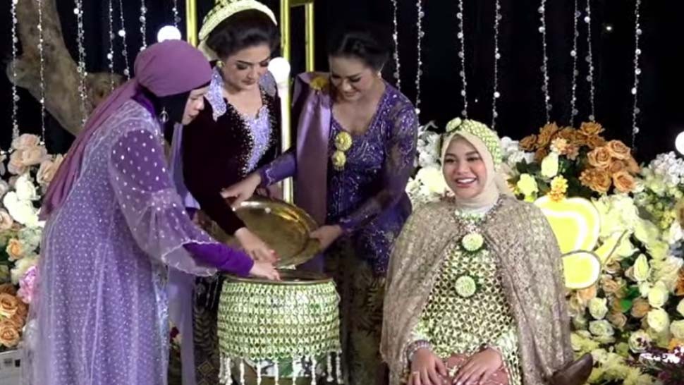 Kompak Krisdayanti, Ashanty dan Geni Faruk Hadiri Prosesi Siraman 7 Bulanan Aurel Hermansyah