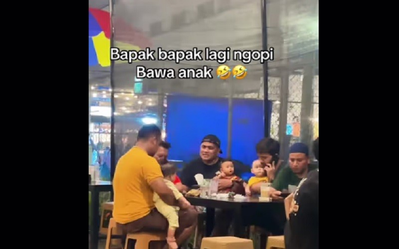 Viral Papa Muda Nongkrong Sambil Momong Anak, Netizen Takjub: Bisa Anteng Lho!