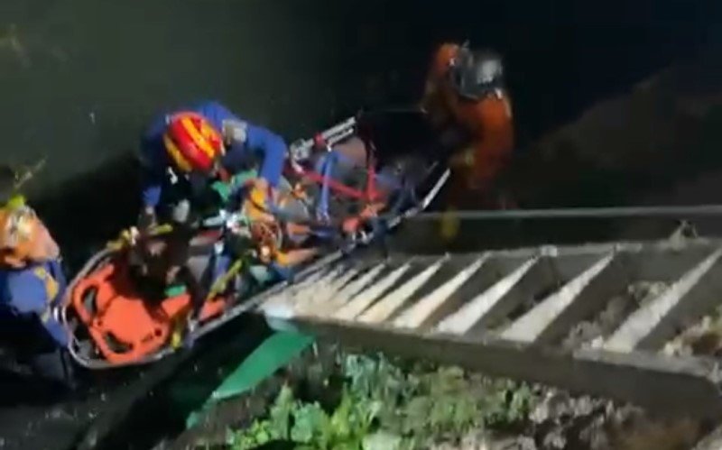 Damkar Depok Selamatkan Pemotor Terjun ke Kali Diduga Rem Blong, Evakuasi Dramatis