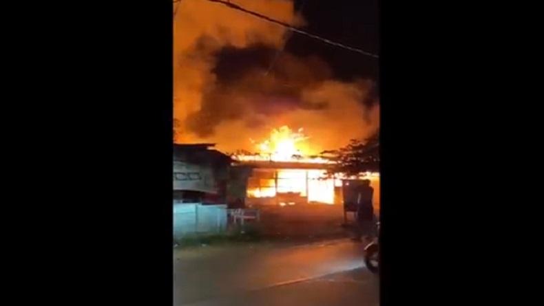 Kebakaran Hebat di Makassar Hanguskan 4 Lapak Pedagang, Warga Dengar Ledakan