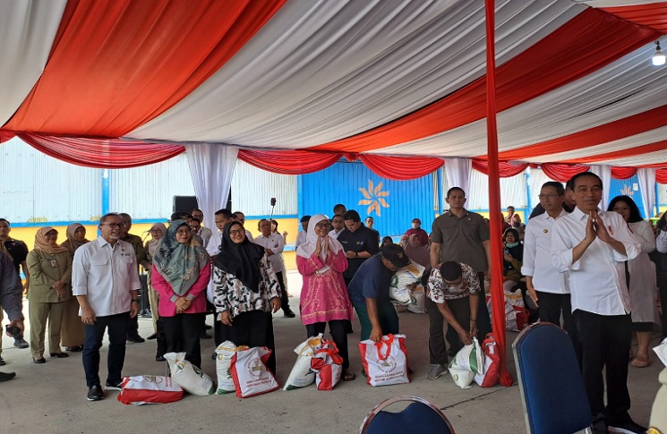 Presiden Jokowi Resmi Luncurkan Bansos Beras 10 Kg untuk 21,35 Juta KPM