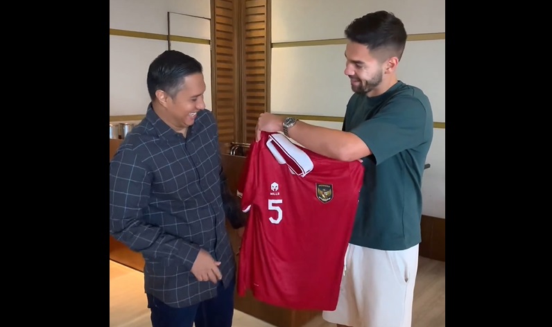 Bikin Haru, Sandy Walsh Hadiahi Jersey Debut di Timnas Indonesia untuk Orang Ini 