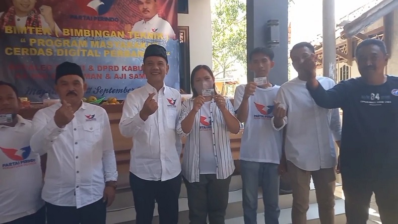 Bacaleg Partai Perindo Aa Oni Suwarman Bagikan KTA ke Masyarakat Majalengka