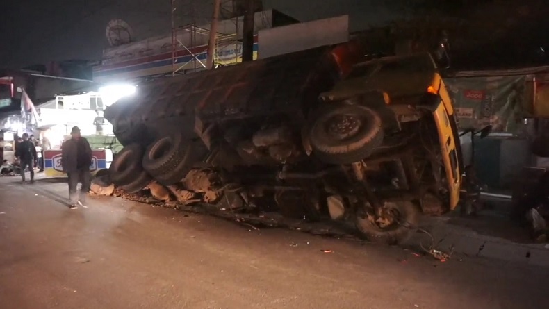 Kecelakaan di Bandung Tadi Malam, Truk Tronton Bermuatan Pasir-Batu Terperosok di Cipatik