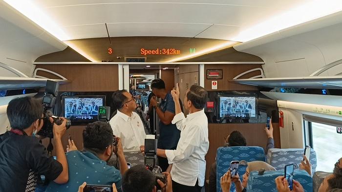 Jokowi Pastikan Tiket Kereta Cepat Jakarta-Bandung Tak Dapat Subsidi