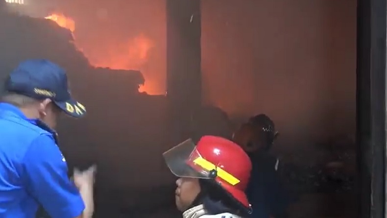 Gudang Mebel dan Barang Elektronik di Malang Ludes Terbakar