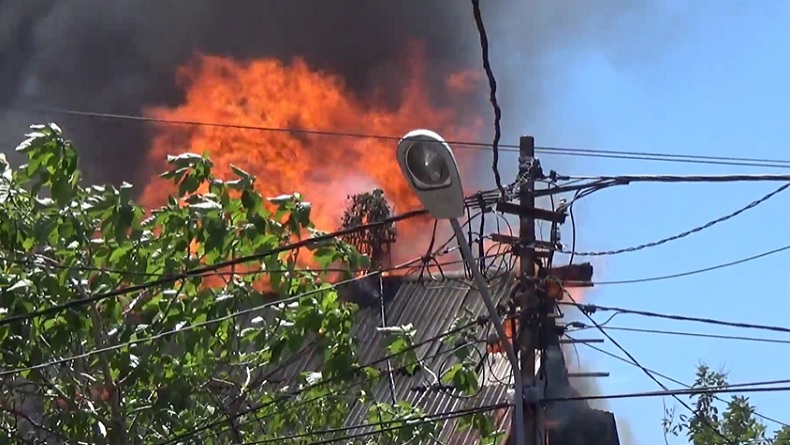 Api Berkobar, 3 Rumah Panggung di Parepare Ludes Terbakar