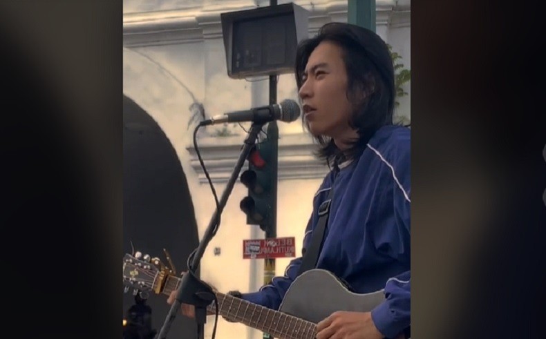 Viral Pengamen Bersuara Merdu, Netizen Salfok Wajahnya Mirip Tomingse