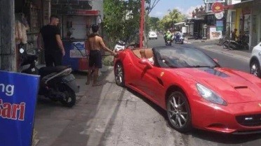 Viral Mobil Ferrari Isi Bensin di Warung Eceran, Netizen: Enggak Bahaya Ta