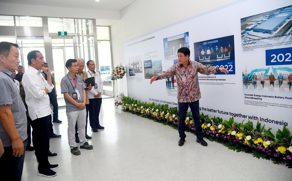Tinjau Pabrik Baterai Kendaraan Listrik di Karawang, Jokowi: Siap Masuk Rantai Pasok Global Tahun Depan