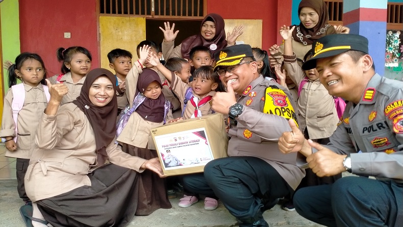 Peduli Literasi, Polres Indramayu Bagikan 2.603 Buku Bacaan Gratis 