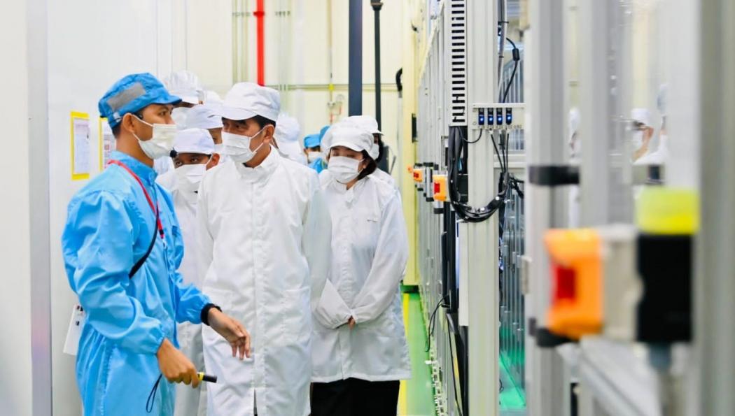 30 Juta Baterai Sel Diproduksi Awal 2024 di Karawang, Jokowi: Itu Terbesar di Asia Tenggara