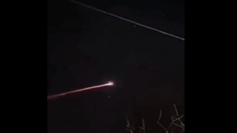 Viral Penampakan Meteor Jatuh di Langit Jawa, Punya Kilatan Api Cukup Panjang