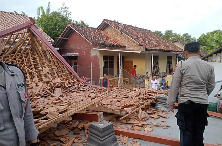 Angin Kencang Landa Sleman, Bangunan Pendopo Senilai Rp200 Juta Ambruk