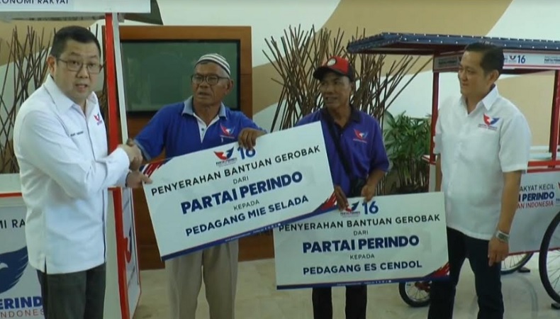 HT Serahkan Gerobak Perindo kepada Pelaku UMKM di Babel