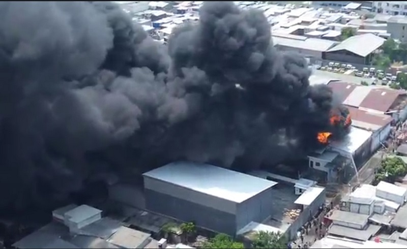 Lima Jam Kebakaran Pabrik Plastik di Penjaringan, Damkar Cegah Api Meluas ke Permukiman