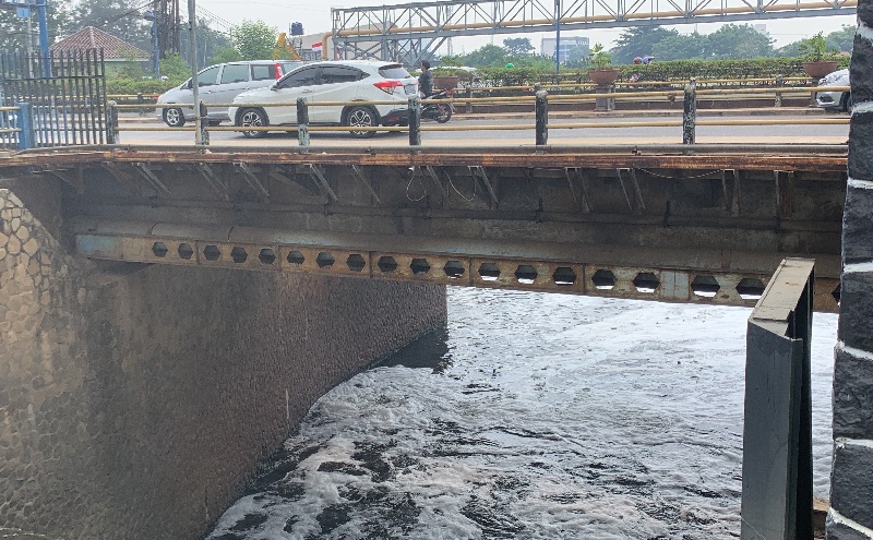 Distribusi Air Baku Perumda Tirta Patriot Terganggu Buntut Pencemaran Kali Bekasi