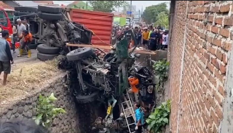 Kecelakaan Hari Ini Truk Tabrak Minibus dan Motor di Brebes, 1 Orang Tewas