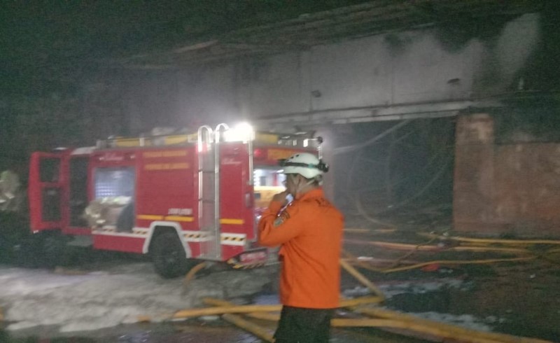 Kebakaran Pabrik Sandal di Penjaringan Belum Padam Total, BPBD: Ada 12 Korban Terluka