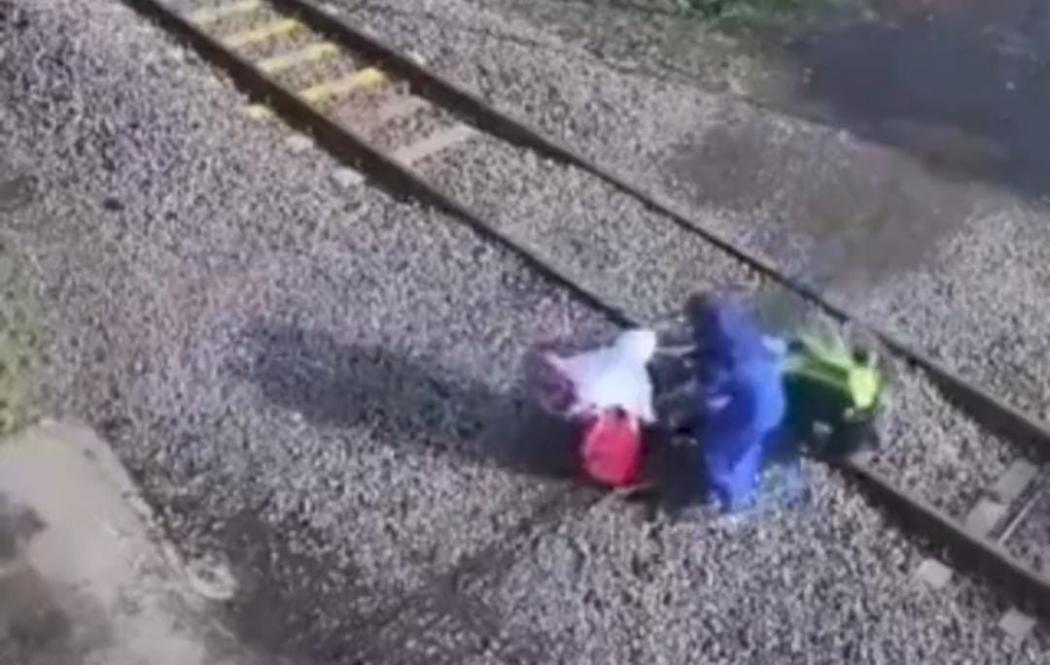 Viral Video Motor Mogok Tertabrak Kereta Api, Aksi Heroik Anak Kecil Jadi Sorotan