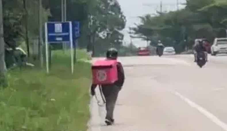 Viral, Driver Ojol Antar Makanan ke Pelanggan Jalan Kaki karena Motornya Ditilang Polisi