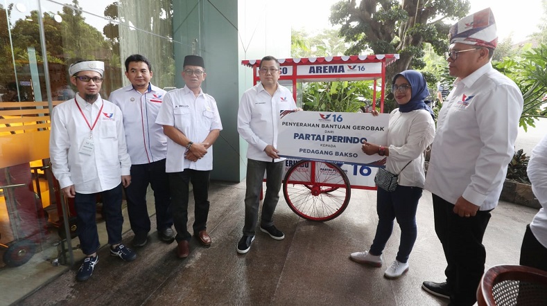 HT Serahkan Bantuan Gerobak Perindo di Batam, Dongkrak Penghasilan Pedagang