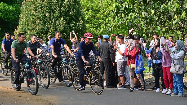 Momen Presiden Jokowi Bersepeda dan Sapa Warga di Kebun Raya Bogor