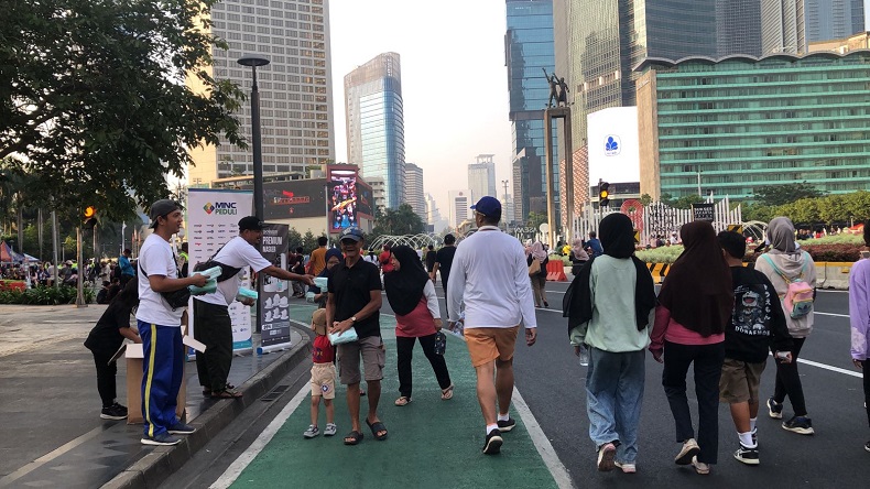 MNC Peduli Bersama Skrineer dan Ormas Oi BPW DKI Bagikan Masker ke Pengunjung CFD
