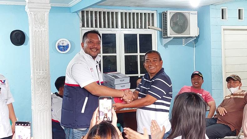 Partai Perindo Bagikan Handie-Talkie ke Petugas Lingkungan Kembangan Jakbar