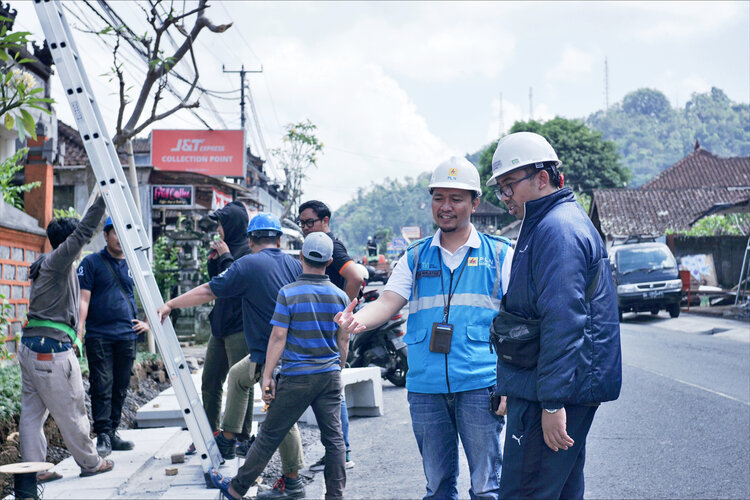 Dukung Pemkab Bangli, PLN Icon Plus Tata Instalasi Jaringan Fiber Optik