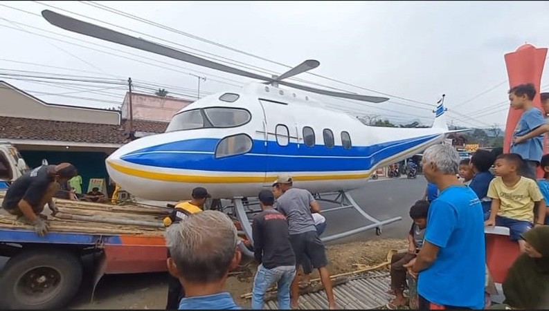 Viral Helikopter Parkir di Tengah Jalan Kagetkan Pengendara dan Warga Banjarnegara