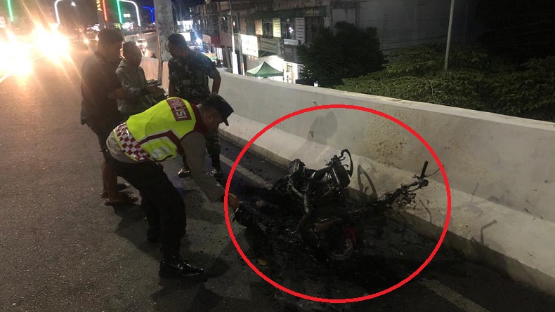 Ngeri, Motor Terbakar di Flyover Banda Aceh saat Dinaiki Pasutri