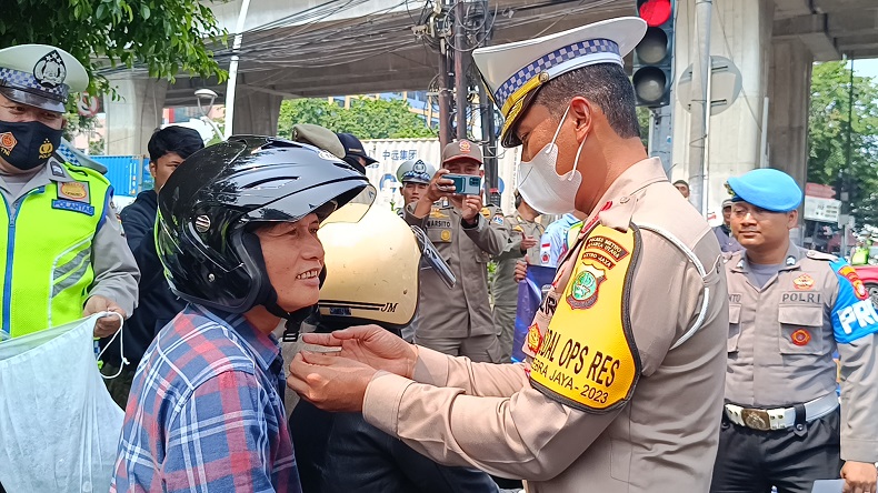 Operasi Zebra di Jakut, Polisi Bagikan Helm Gratis kepada Sejumlah Pemotor