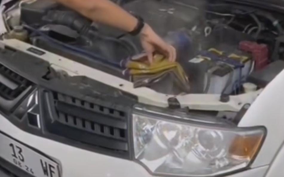 Viral Pria Nekat Buka Radiator saat Mobil Overheat, Air Panas Langsung Nyembur
