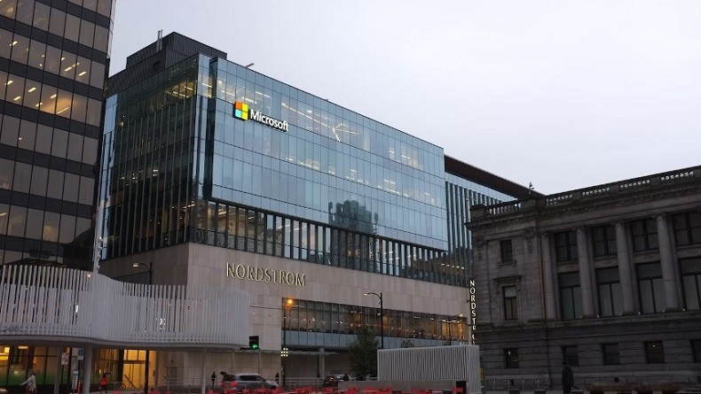 Setelah 19 Tahun, Eksekutif Microsoft Panos Panay Tinggalkan Perusahaan