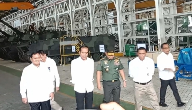 Tinjau Pindad, Jokowi Yakin Industri Pertahanan Indonesia Bisa Masuk 50 Besar Dunia