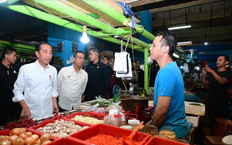 Tinjau Komoditas Pangan di Pasar Jatinegara, Jokowi Sebut Harga Beras Masih Tinggi