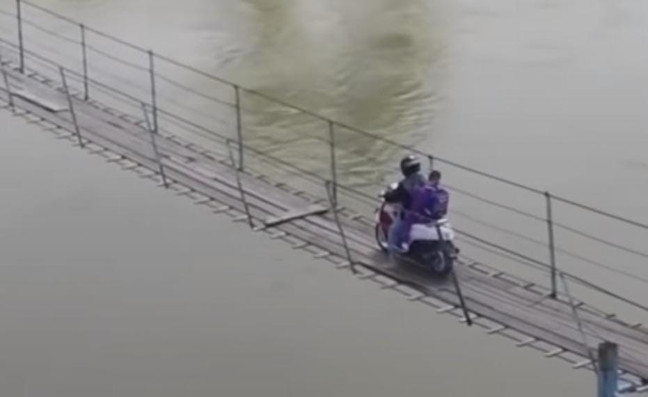 Viral Pengendara Motor Lewati Jembatan Gantung, Lihat Panjang Sungainya Bikin Ngeri